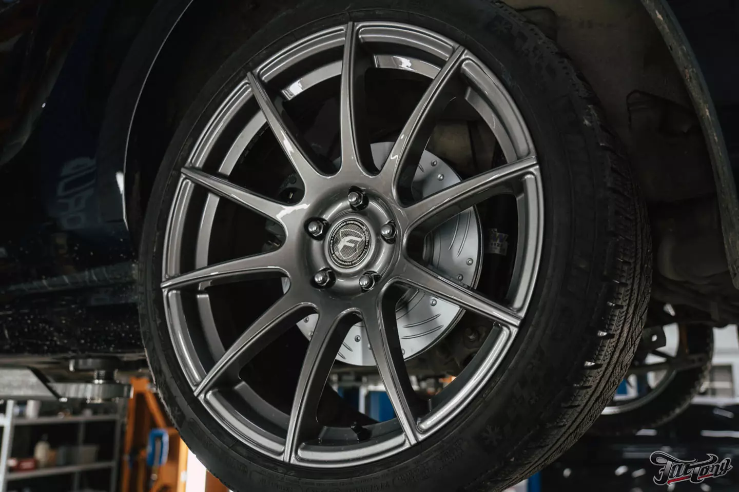 Техническое обслуживание Ford Mustang, установка усиленной тормозной системы, окрас и керамика дисков